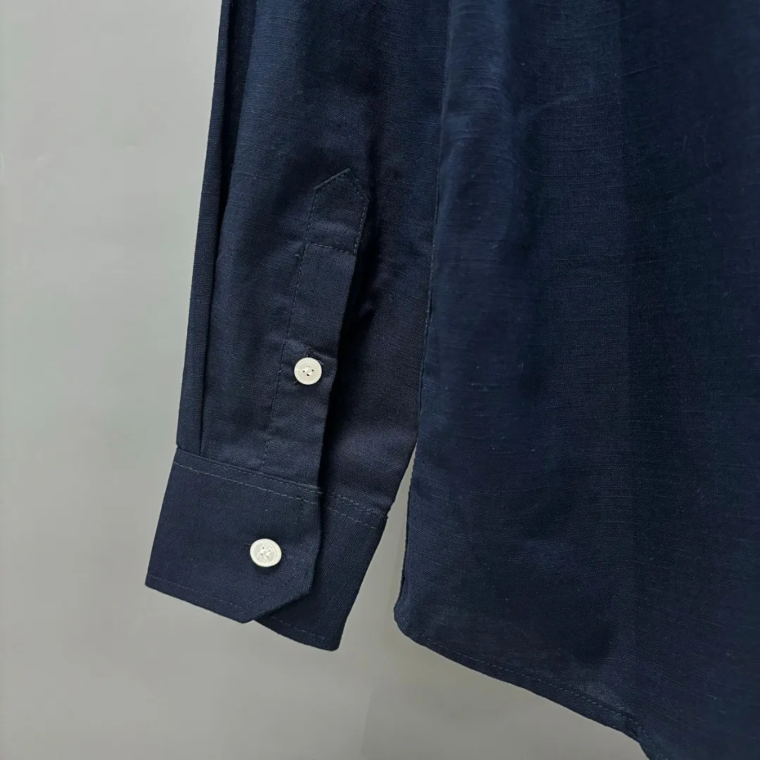 🅿️220 Ralph Lauren/Ralph Lauren early autumn linen embroidered shirt is made of custom-made natural plant fiber linen fabric with a unique bamboo texture. It has a simple and simple beauty. It has a loose fit and a three-dimensional upper body. The lines are smooth and natural. From the shoulder line to the waist line to the hem, the line transition is smooth. There are no unnecessary folds or accumulation. The whole body is neat and stretched. The chest is embellished with the iconic pony embroidery. Simple but highly recognizable. The color transition of the embroidery thread is natural. The stitches are even and uniform in size. The stitches can also connect naturally and the lines are smooth and not stiff. Size: S M L XL